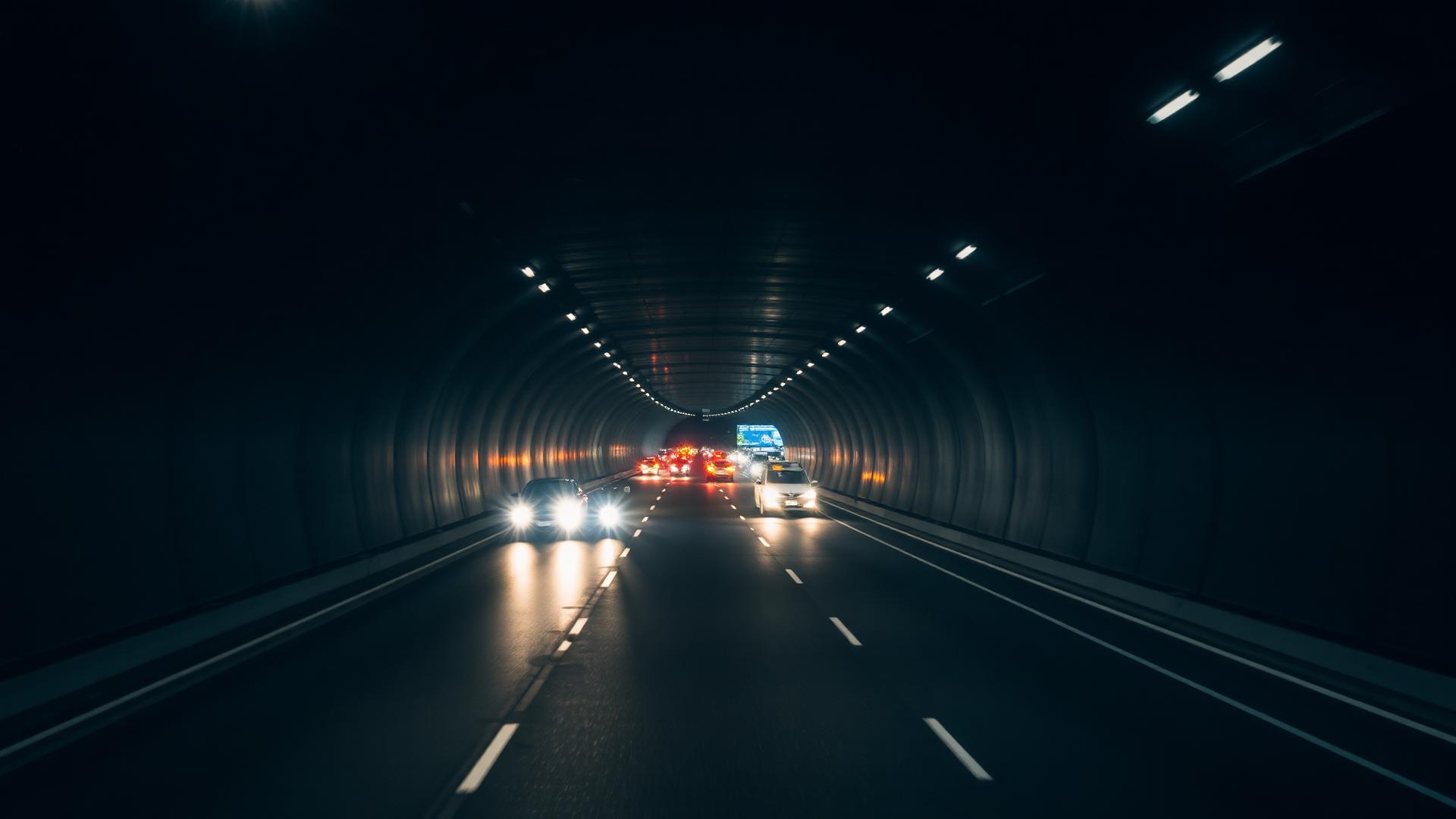 Túnel monitoreado con tráfico
